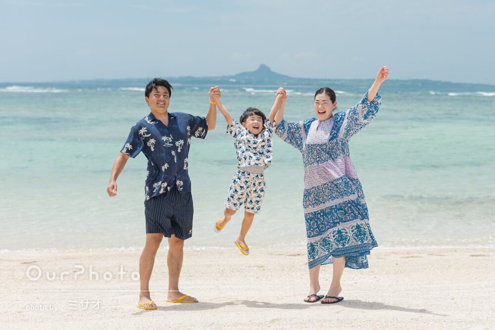 「素晴らしいロケーション」青い海と空をバックに笑顔輝く家族写真の撮影
