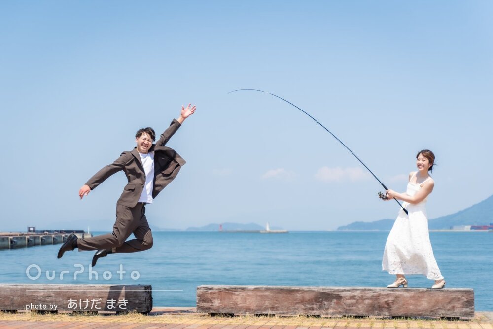 思わず笑顔になる!海辺で楽しいアイディア満載の結婚式の前撮り撮影