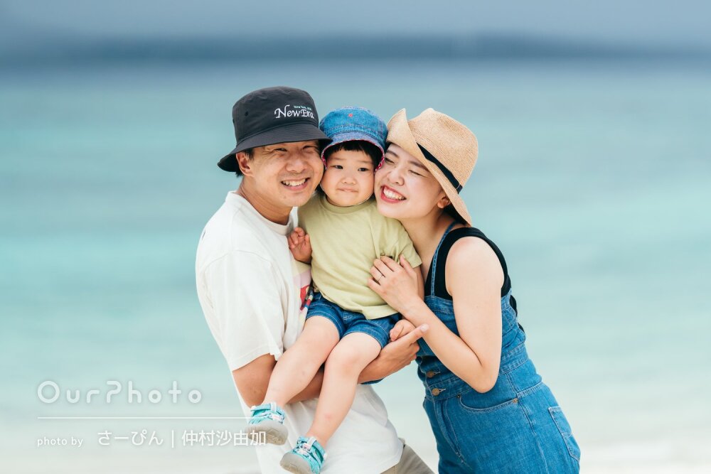 「ポーズなど的確に指示」きれいな海をお子さんと楽しむ沖縄旅行記念撮影