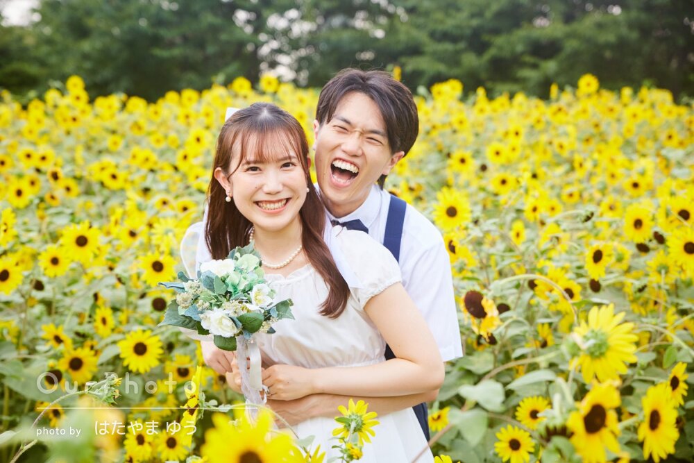 「気さくに楽しく」向日葵に囲まれて幸せいっぱいのカップルフォトの撮影