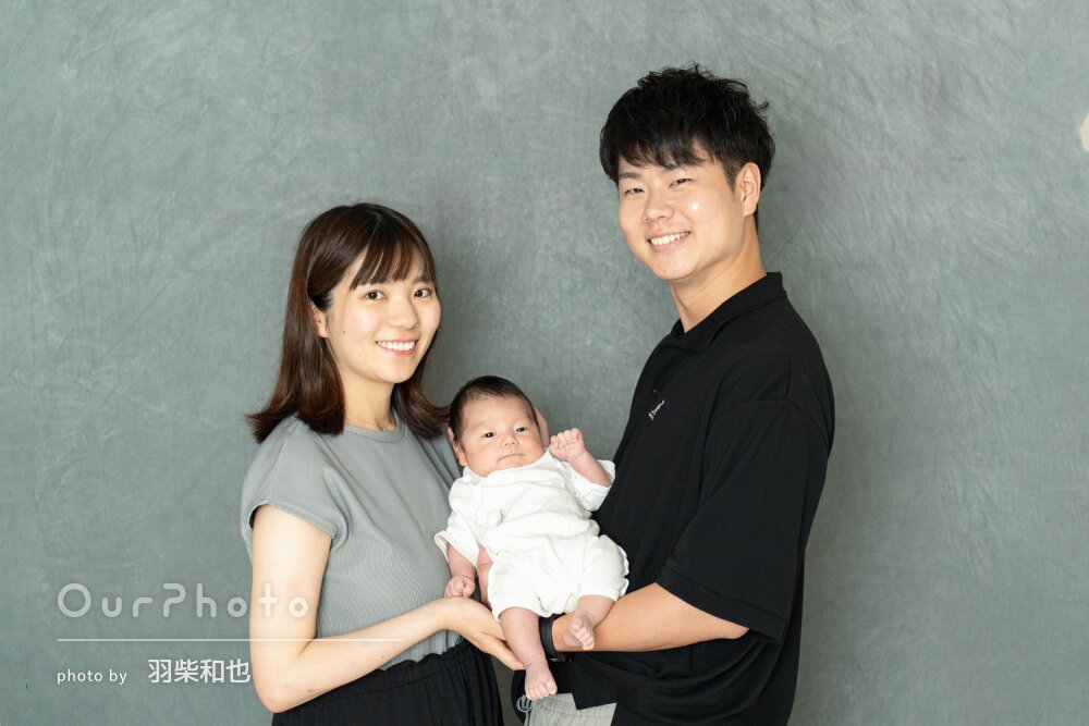 「優しさのおかげで安心」パパママの笑顔が温かいニューボーンフォト撮影