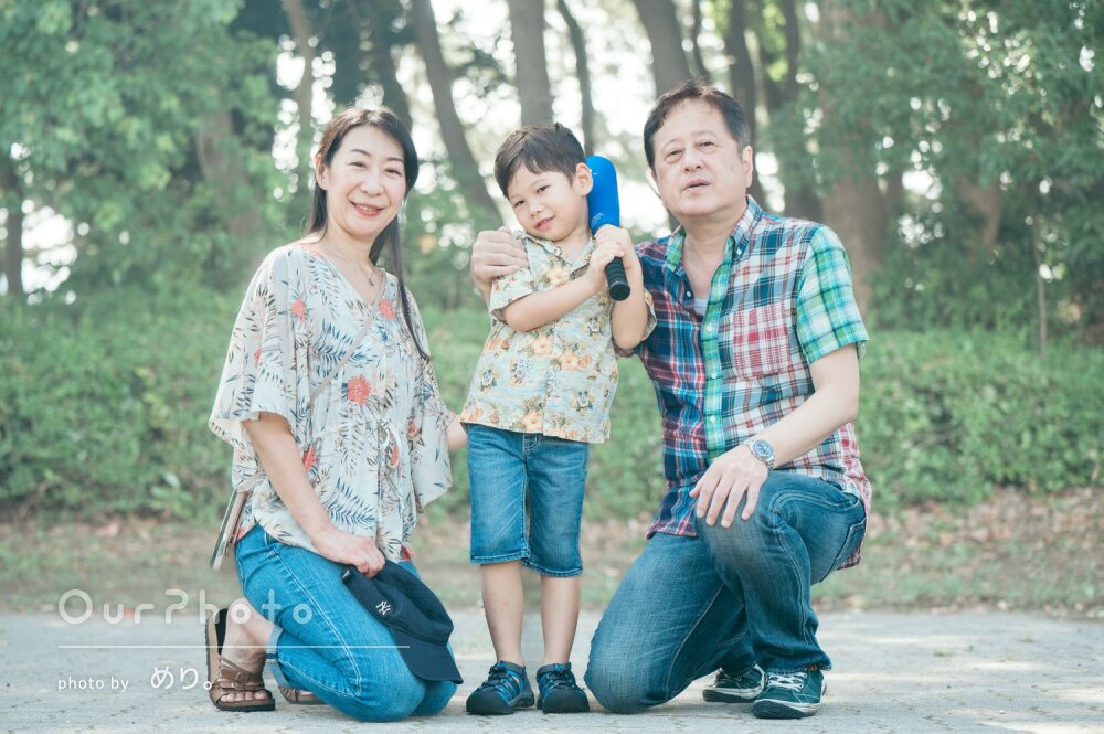 「すてきな背景で家族みんなの写真を」元気な男の子の5歳誕生日記念撮影