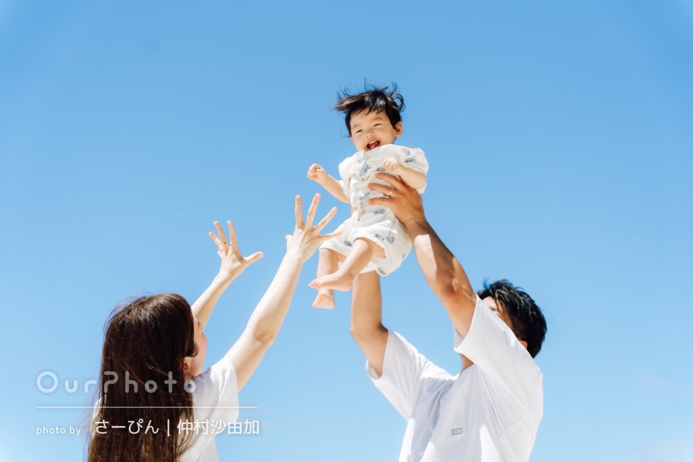 「おかげで最高の天気」真っ青な海と空をバックに1歳お誕生日旅行の撮影