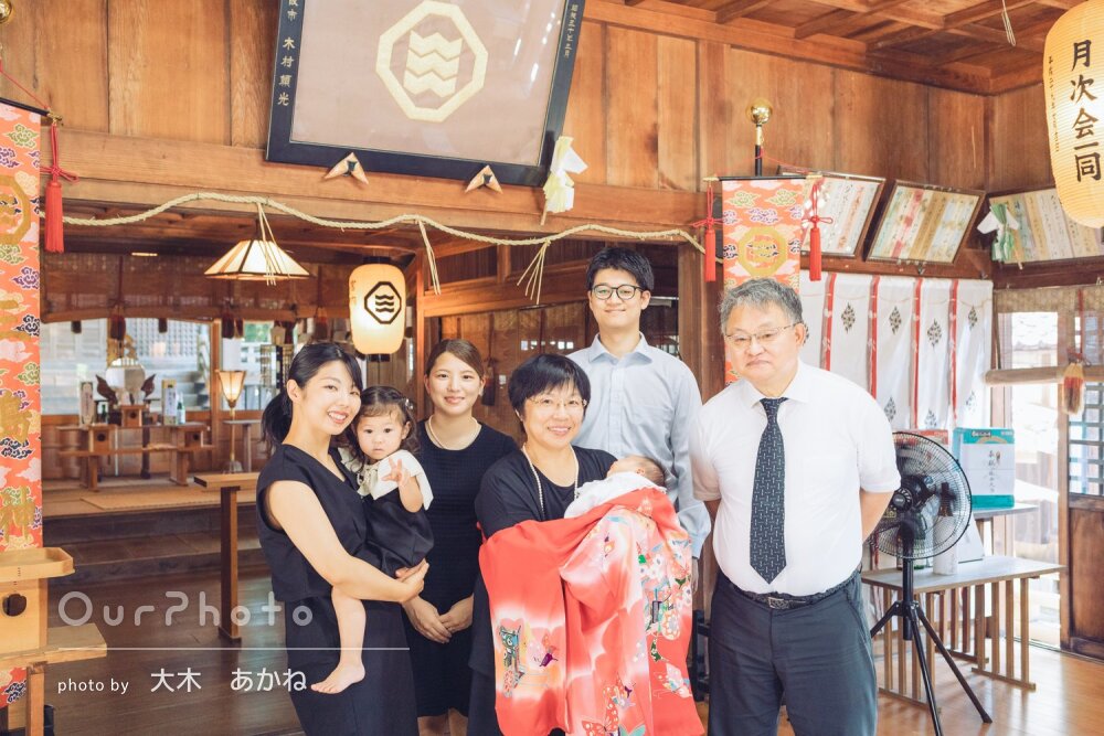 「大満足」笑顔いっぱい！祖父母も一緒に神社で女の子のお宮参りの撮影