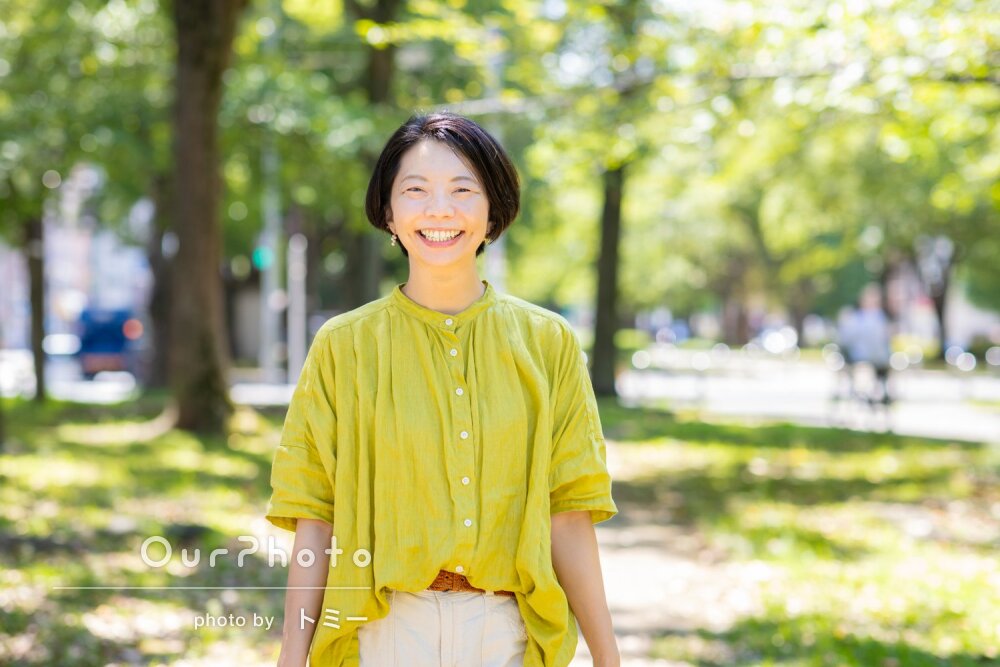 「リラックスした雰囲気」朗らかな表情が美しい女性プロフィール写真撮影