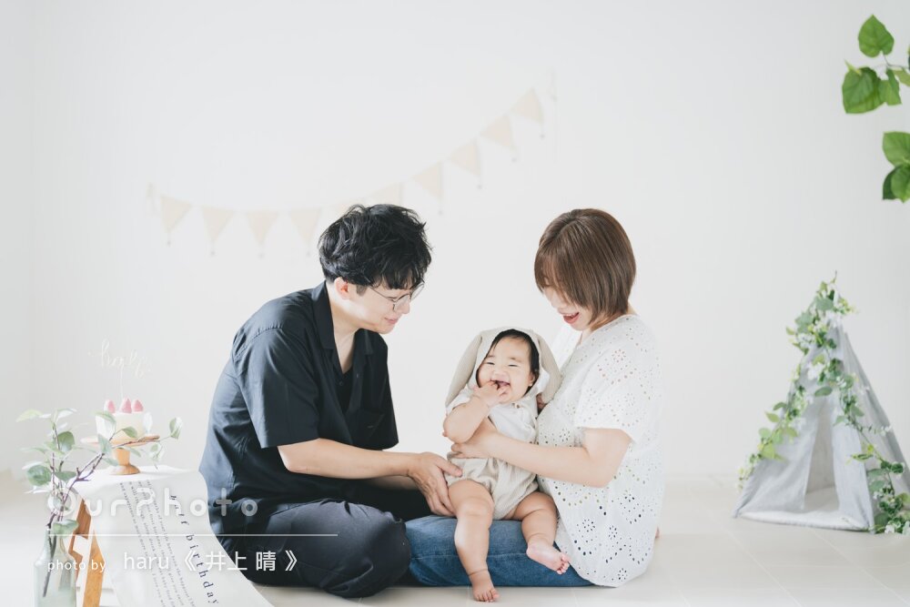 「とても自然で良い写真」スタジオで笑顔いっぱいハーフバースデーの撮影