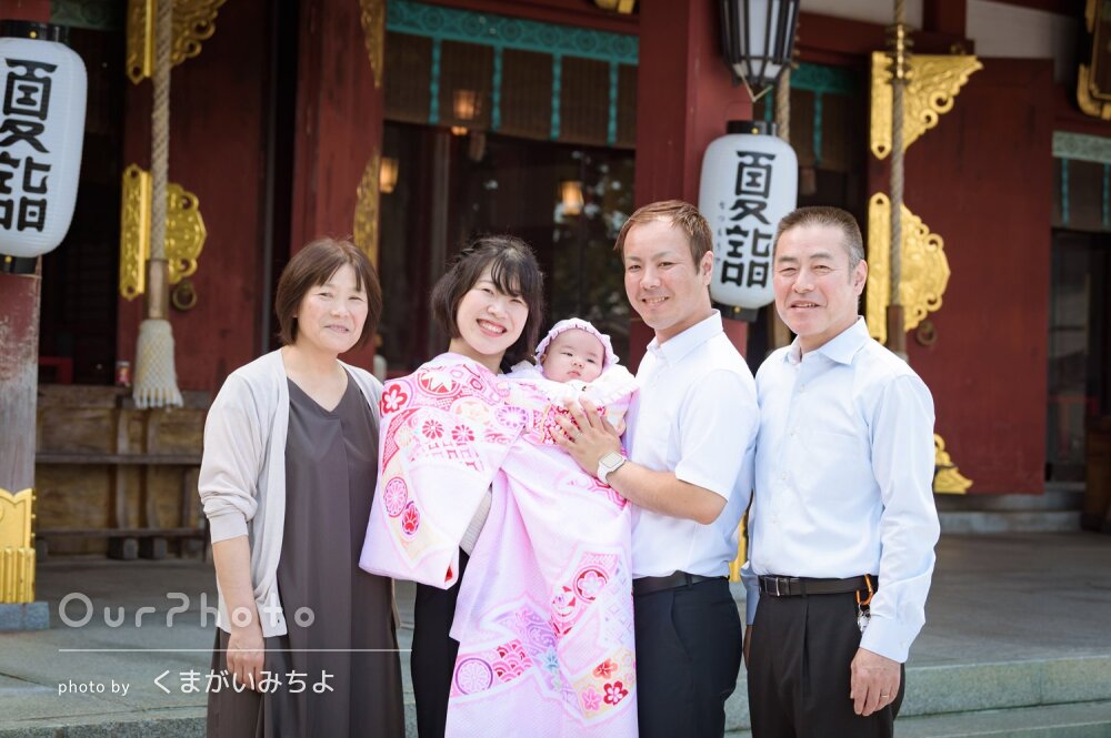 「いろいろなパターンを撮って」神社で祖父母と女の子のお宮参りの撮影