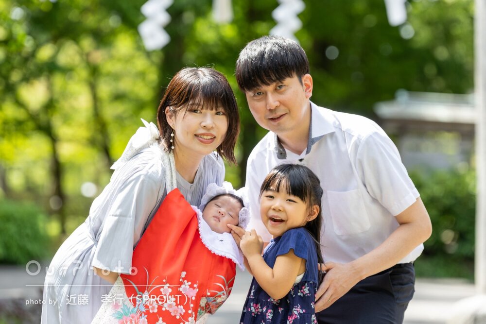 「家族の思い出に残る素敵な写真」お姉ちゃんと一緒に神社でお宮参り撮影