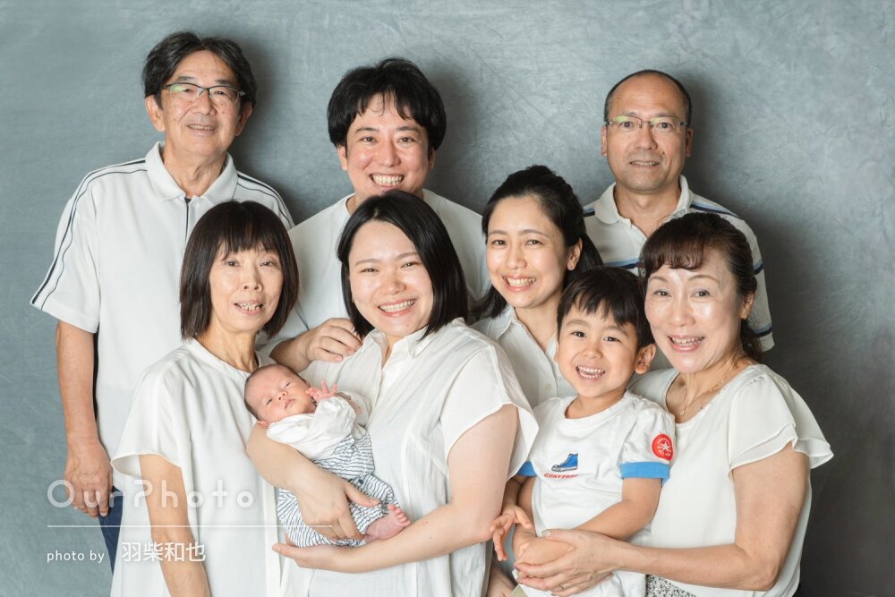 「終始良い雰囲気」自宅で祖父母も一緒に可愛いニューボーンフォトの撮影