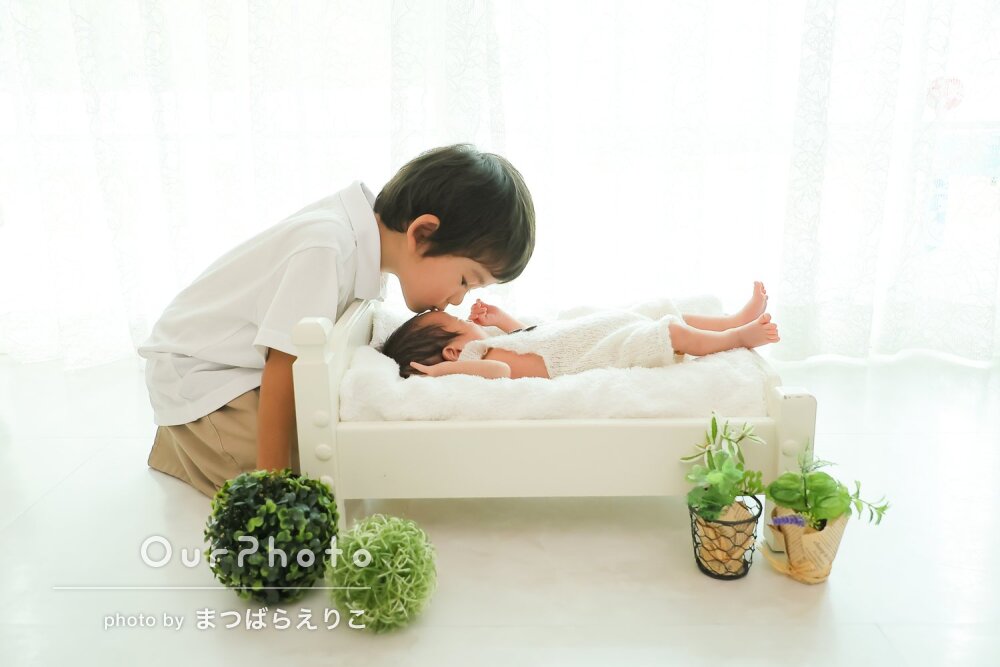 「家族みんなで楽しく」お兄ちゃんの愛情詰まったニューボーンフォト撮影