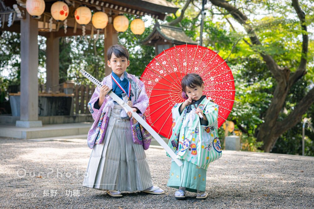 「素敵な写真」華やかな和装の兄弟！和小物と一緒に神社で七五三の撮影