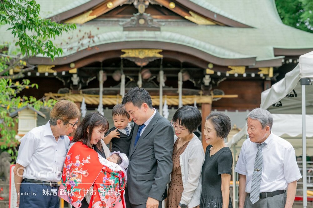 「自然に笑顔になるような声かけ」祖父母も一緒に女の子のお宮参りの撮影