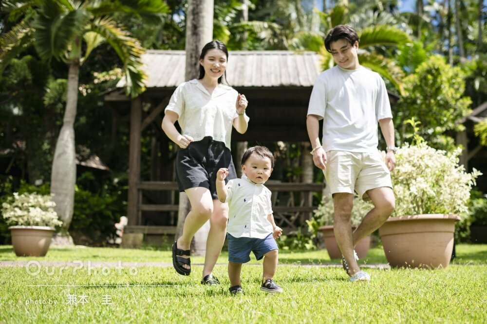 「とても良い思い出」1歳男の子の可愛い姿詰まった沖縄で家族写真の撮影