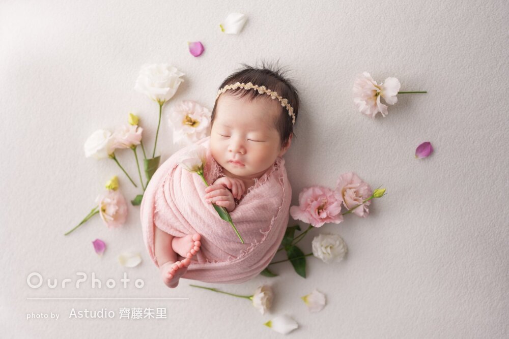 「生花を依頼」柔らかな色合いで華やかにニューボーンフォトの撮影