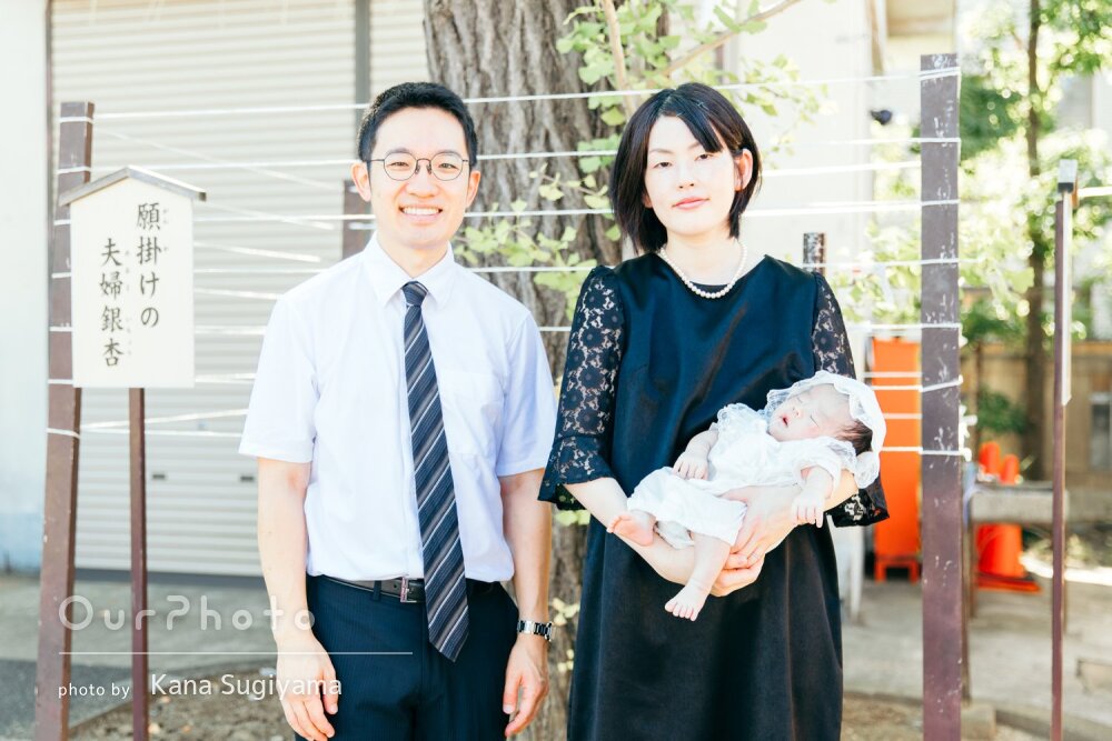 穏やかな表情がステキ！緑豊かな神社で幸せいっぱいなお宮参りの撮影