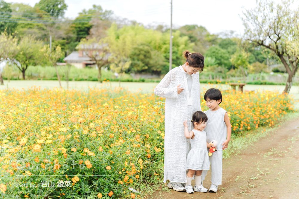 「とても大切な思い出」公園で花と一緒に！リンクコーデで家族写真の撮影