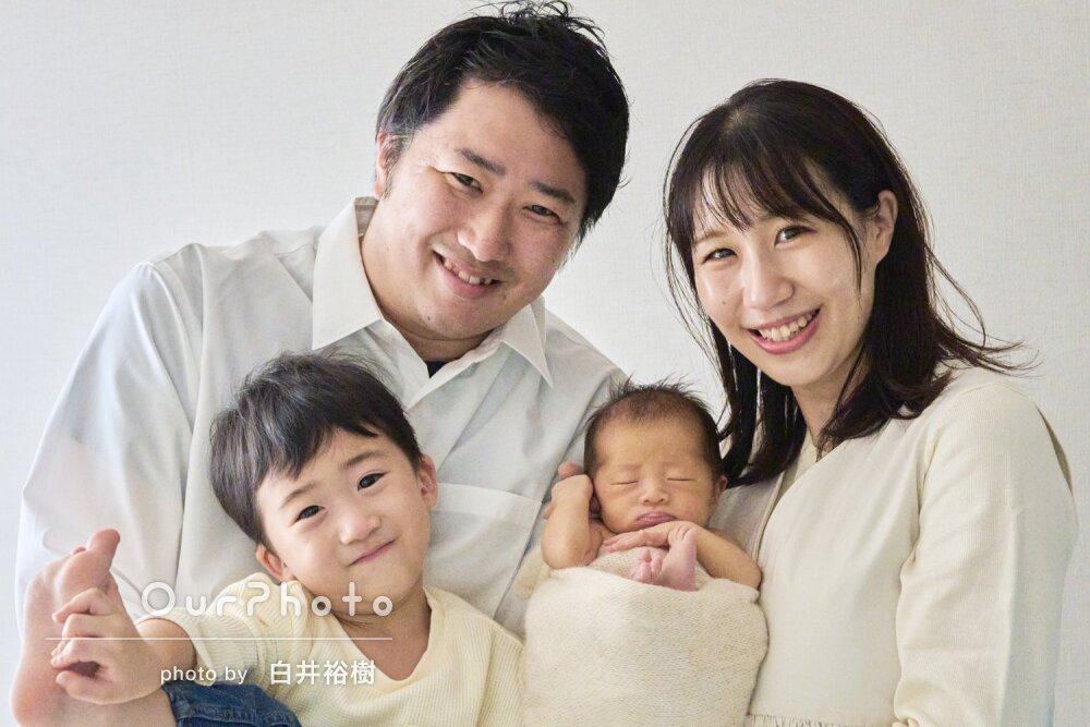 「良い記念写真」自宅で兄弟ショットもステキなニューボーンフォトの撮影
