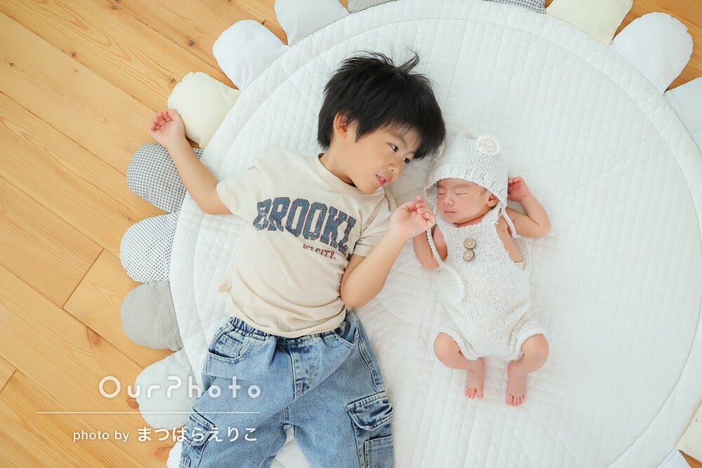 「自然体な写真」ご自宅で仲良くリンクコーデのニューボーンフォトの撮影
