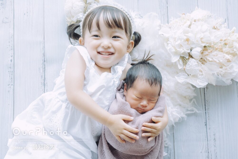 「一生の宝物に」お姉ちゃんと一緒にキュートなニューボーンフォトの撮影
