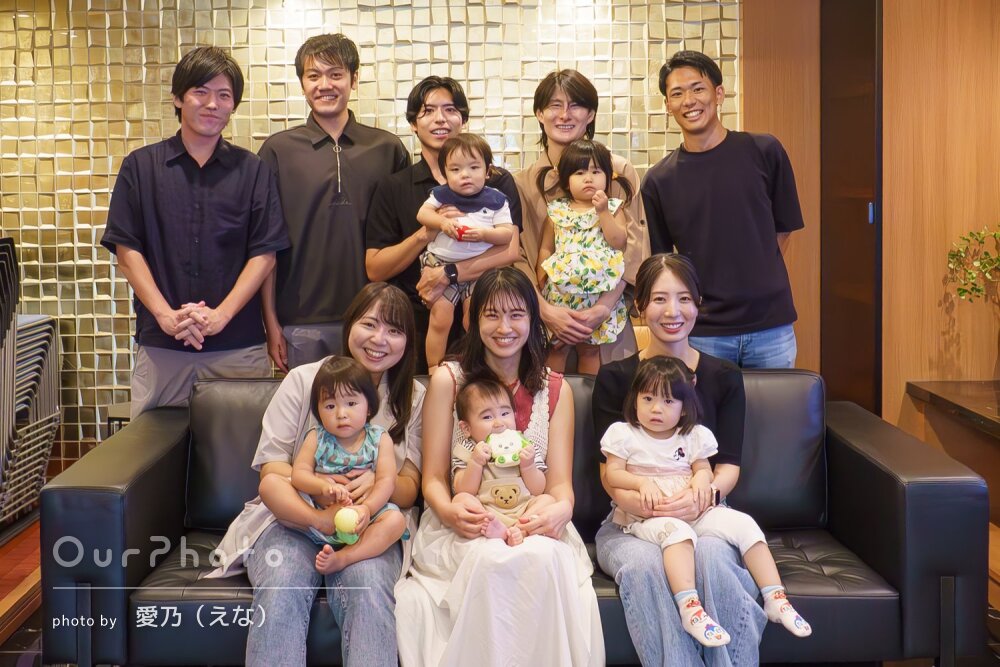 「ホームパーティーで素敵な写真」笑い声が響く楽しい友フォトの撮影