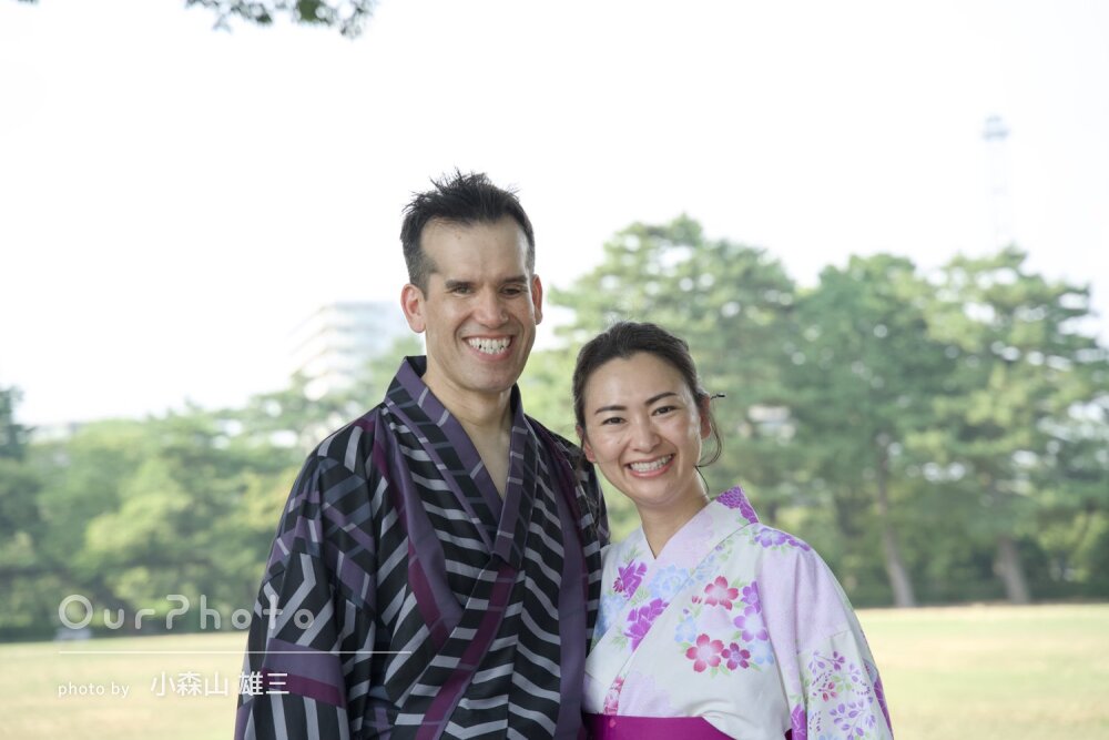 「自然体で」青々とした芝生の夏の公園で浴衣姿が爽やかな家族写真の撮影