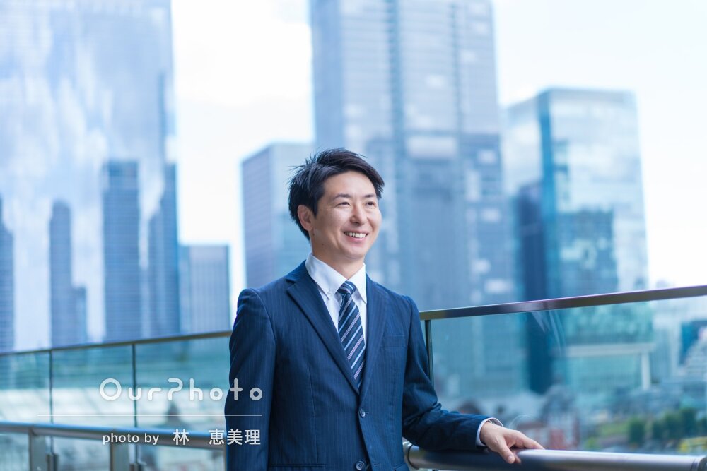 爽やかな笑顔が素敵！高層ビルを背景にスーツ姿でプロフィール写真の撮影