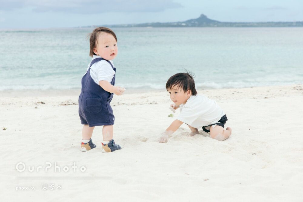 「笑顔の写真も沢山」沖縄のビーチで！1歳と2歳の兄弟と家族写真の撮影