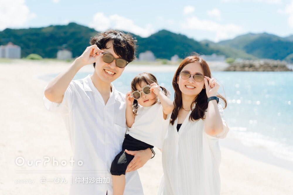 「子どもも人見知りせず撮影でき」キラキラ輝く海を背景に家族写真の撮影
