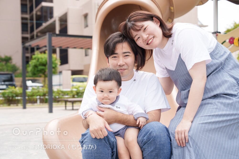 「家族の宝物」仲良く笑顔に！自宅で表情豊かな1歳誕生日記念の撮影