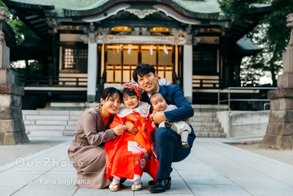 「とても素敵」赤いお祝い着が境内に映える！可愛い女の子の七五三撮影