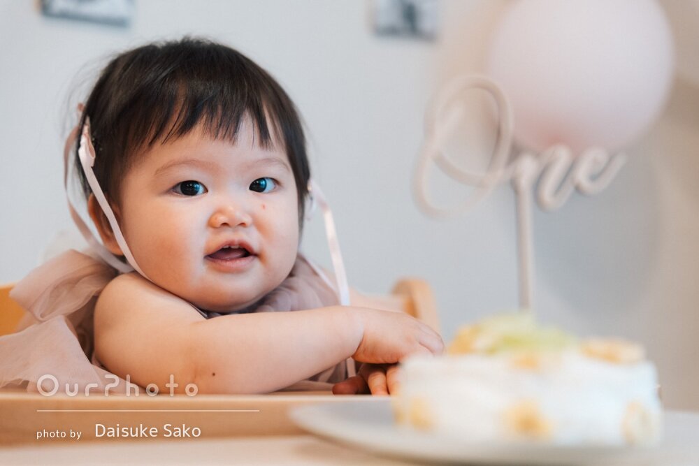 「かわいい写真」お部屋をオシャレに飾って女の子1歳誕生日の記念撮影