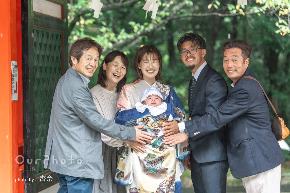 「雨を感じさせない素敵な」家族の笑顔が温かい！三世代でお宮参りの撮影