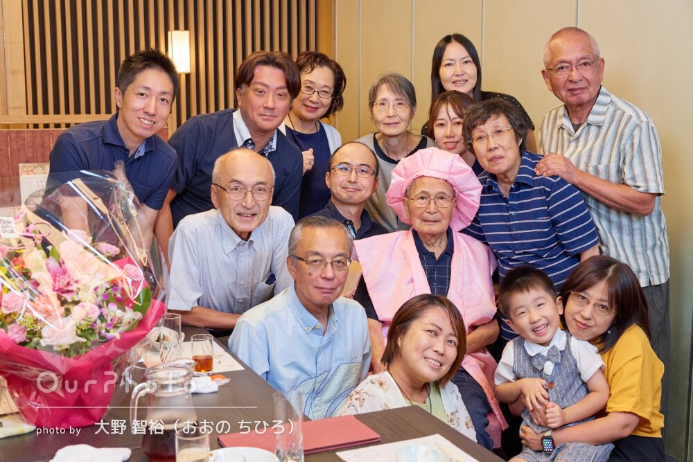 おじいちゃんの100歳のお祝いに大人数で素敵な食事会！家族写真の撮影