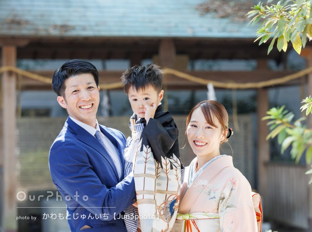 「思い出に残る撮影」穏やかな緑美しい神社で和装の男の子の七五三の撮影