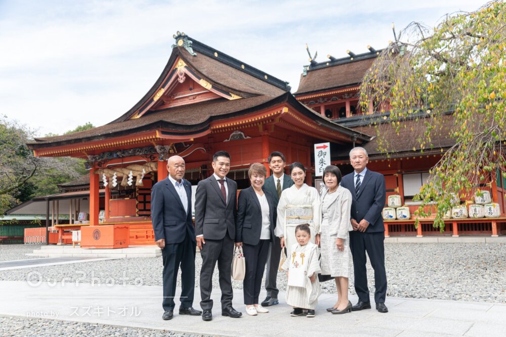 「楽しい時間」家族揃って！白地の晴れ着姿が素敵な3歳の七五三撮影
