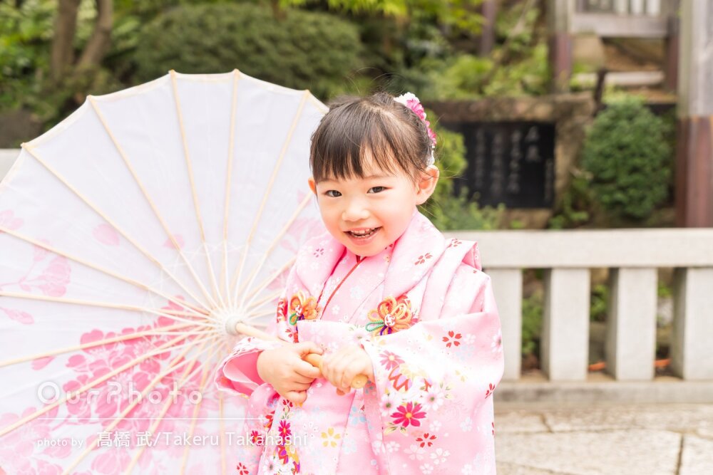 「自然の笑顔の写真」親子揃って桃色の和装が素敵！女の子七五三の撮影
