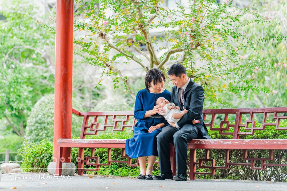 「とても素敵な写真」色鮮やかな緑が映える神社で幸せなお宮参りの撮影