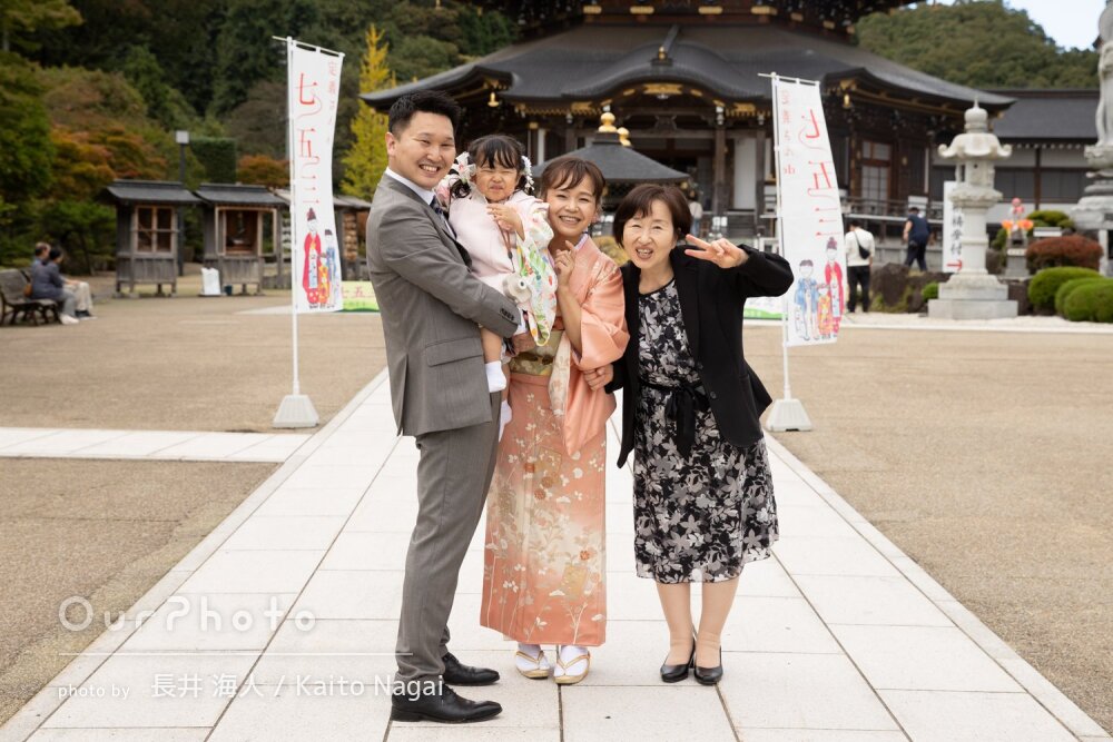 「自然に仕上げて」ママも和装で！神社で3歳女の子の笑顔一杯七五三撮影