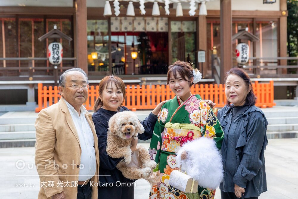 「光が差し込んだ明るい写真」晴れやかな笑顔が溢れる成人式の前撮り撮影