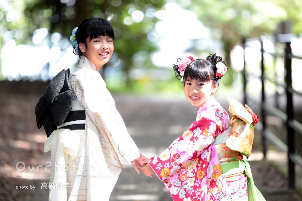 可愛い満面の笑顔で華やかな和装の姉妹！緑豊かな神社で七五三の撮影