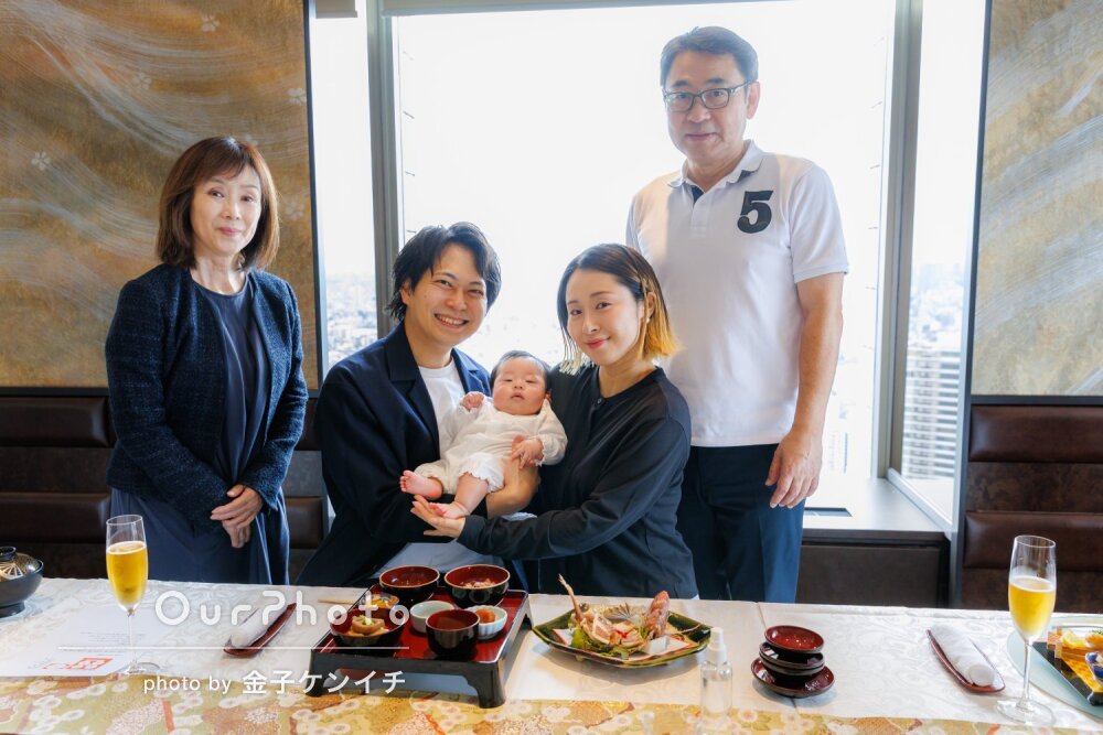 「とても充実した内容」三世代で温かな雰囲気伝わるお食い初めの撮影