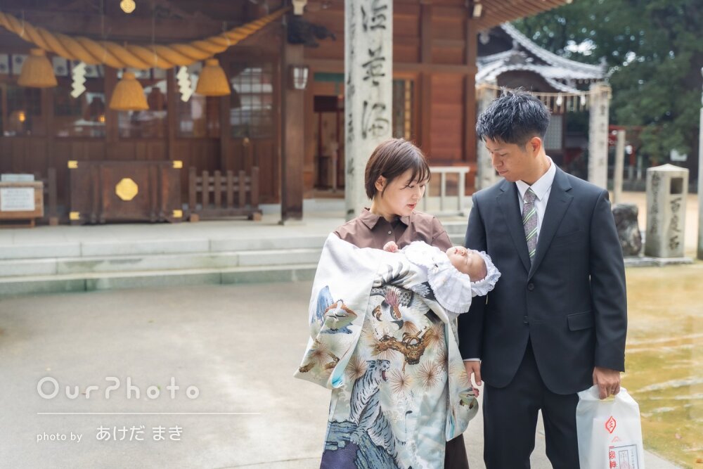 「素敵な思い出に残る写真」白地の産着が境内に映えるお宮参りの撮影