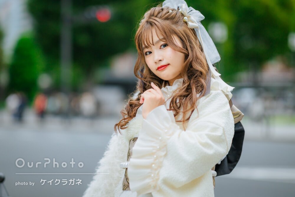 「自然な表情を引き出して」白地の晴れ着姿が映える成人式の前撮り撮影