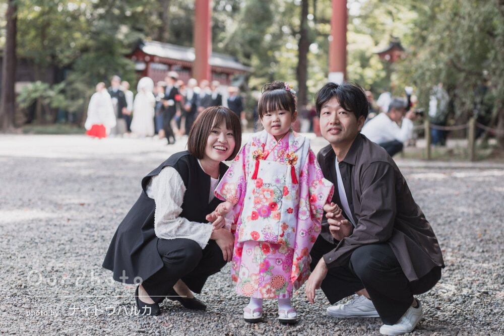 ピンク色の華やかな晴れ着姿の女の子！三世代みんな笑顔で七五三の撮影