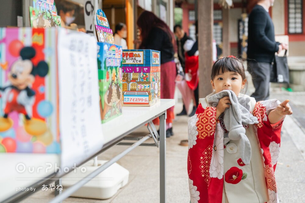 「笑顔の写真も逃さず」赤の和装が愛らしい女の子！雨の日の七五三の撮影