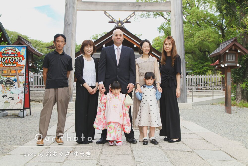 「可愛い瞬間をおさめて」桃色の被布姿がキュートな女の子の七五三の撮影