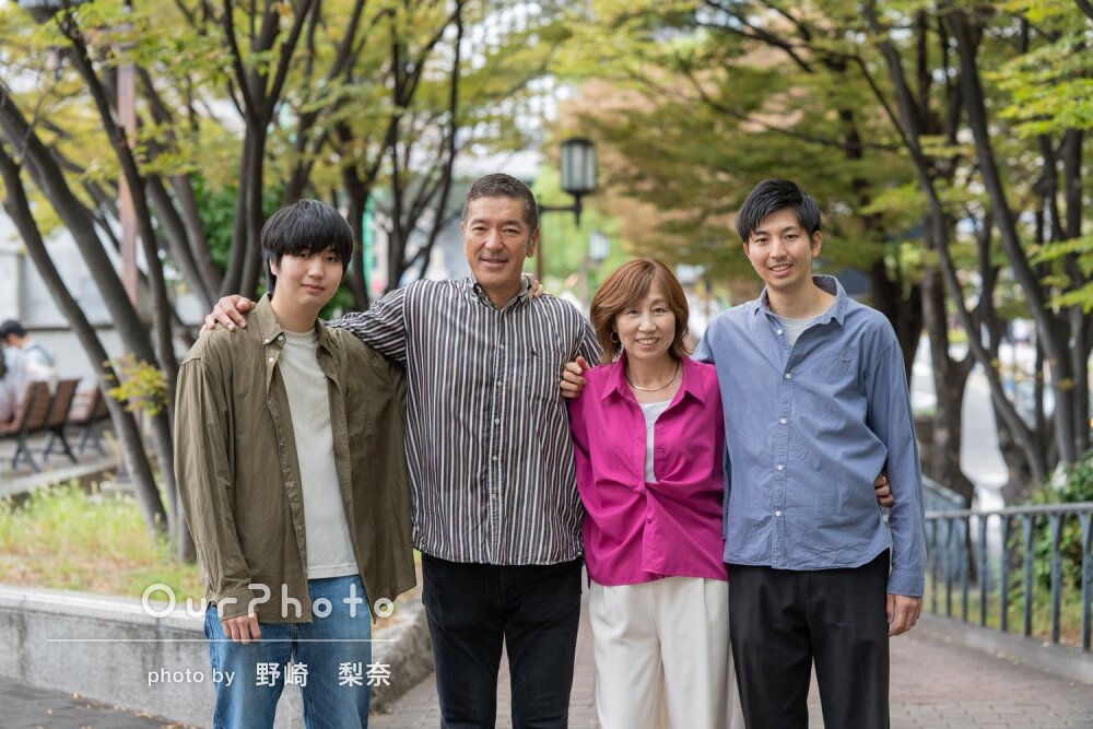 「緊張することなく終始笑顔」仲の良さが伝わる！街中で家族写真の撮影
