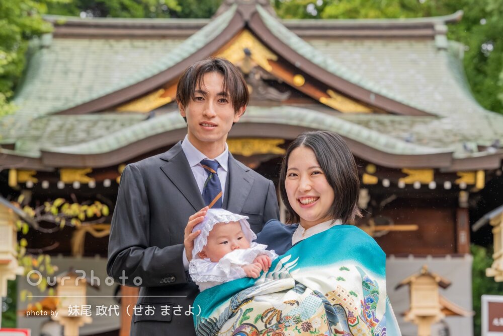 「様々なパターンの写真を」境内を背に笑顔あふれる素敵なお宮参りの撮影