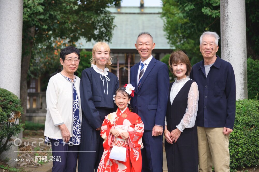 「素敵な写真」紅色の華やかな晴れ着を凛と着こなした女の子の七五三撮影
