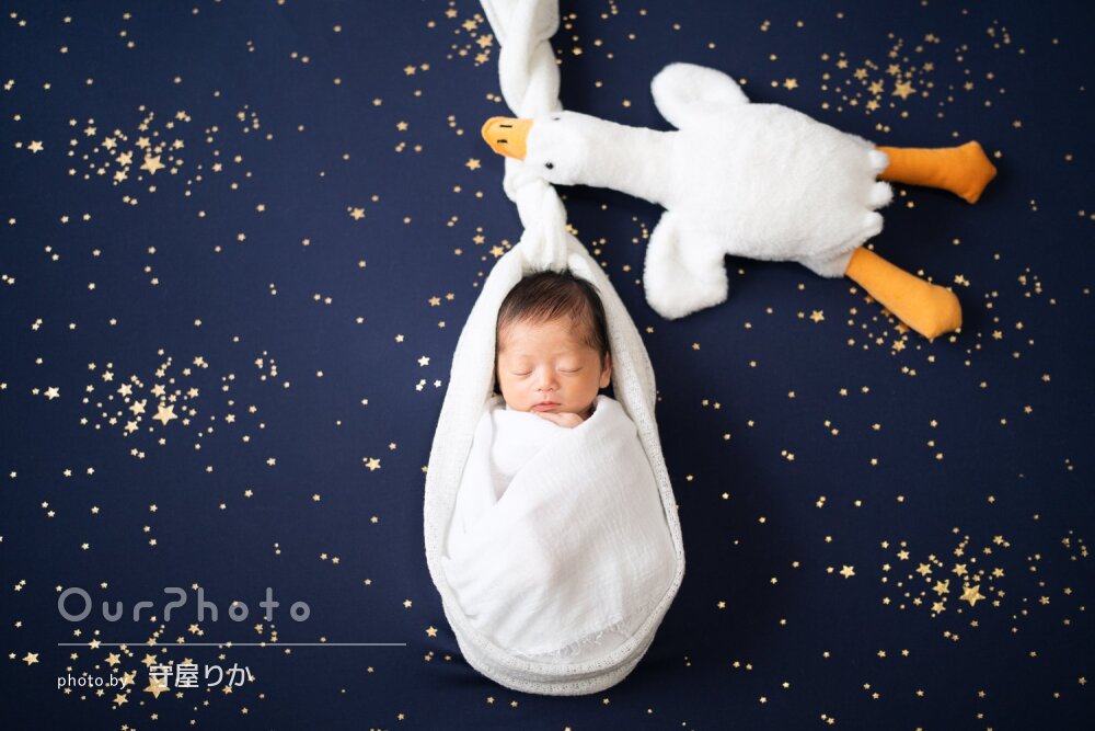 「思い出に残る」夜空に浮かぶ天使のように可愛いニューボーンフォト撮影